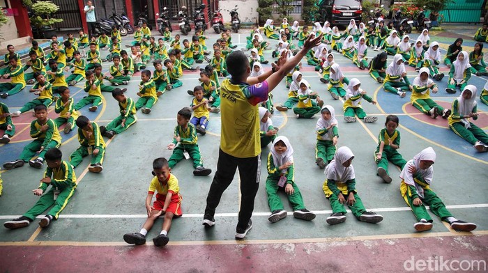Siswa-siswa kembali bersekolah usai libur semester ganjil. Seperti terlihat di SDN 03 pagi Rawa Badak Selatan, Koja, Jakarta Utara, Selasa (2/1/2024).