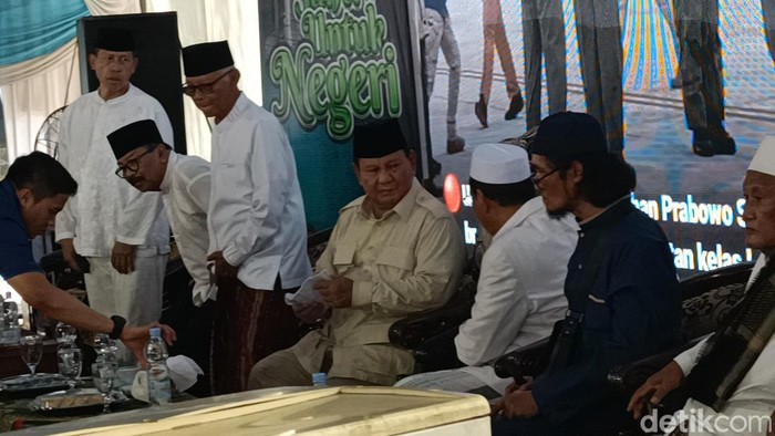 Prabowo saat dinobatkan menjadi Sahabat Santri Indonesia di Ponpes Genggong Probolinggo