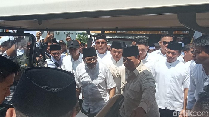 Prabowo Subianto saat berkunjung ke Ponpes Zainul Hasan Genggong, Probolinggo didampingi Pakde Karwo.