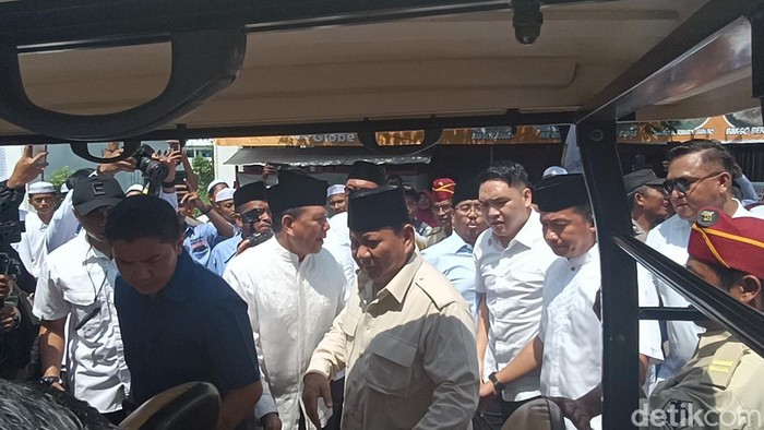 Prabowo Subianto saat berkunjung ke Ponpes Zainul Hasan Genggong, Probolinggo didampingi Pakde Karwo.