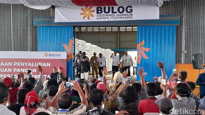 Presiden Jokowi di Gudang Bulog Gumilir, Kabupaten Cilacap, Selasa (2/1/2024).