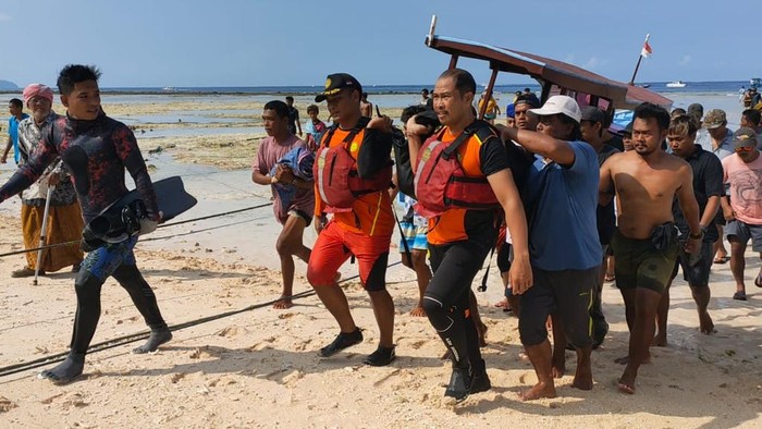 Proses evakuasi kapten kapal Slow Boat seusai tabrakan di antara perairan Gili Trawangan dan Meno, Lombok Utara. (Istimewa)