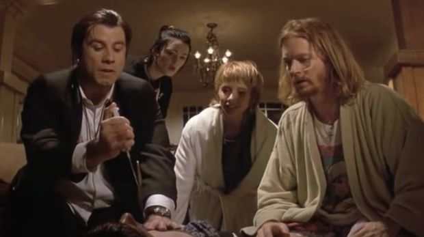 Cuplikan adegan Vincent dan Lance di film Pulp Fiction.