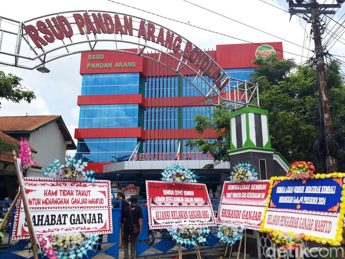 Puluhan karangan bunga berjejer di depan gedung Merbabu, RSUD Pandan Arang, tempat relawan Ganjar-Mahfud korban penganiayaan oknum TNI dirawat.