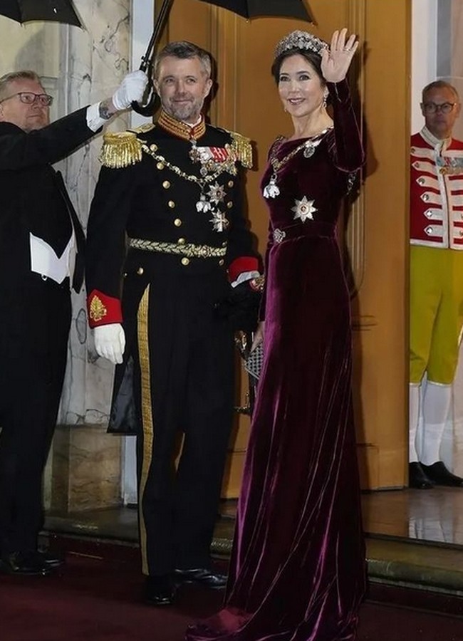 Putri Mahkota Mary tampil menawan dengan gaun beludru warna marun keunguan, Mendampingi Pangeran Frederik, Putri Mary juga melengkapi penampilannya dengan mahkota. Foto: dok. Instagram hrh_mary_of_denmark