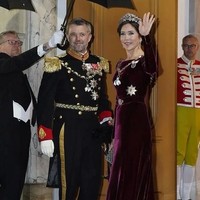 Putri Mahkota Mary tampil menawan dengan gaun beludru warna marun keunguan, Mendampingi Pangeran Frederik, Putri Mary juga melengkapi penampilannya dengan mahkota. Foto: dok. Instagram hrh_mary_of_denmark