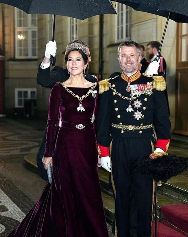 Putri Mahkota Mary sedang mempersiapkan perannya sebagai Ratu, setelah ibu mertuanya Ray Margrethe mengumumkan turun takhta dalam pidatonya di Malam Tahun Baru. Pangeran Frederik akan naik takhta menjadi Raja Denmark baru. Foto: dok. Instagram hrh_mary_of_denmark