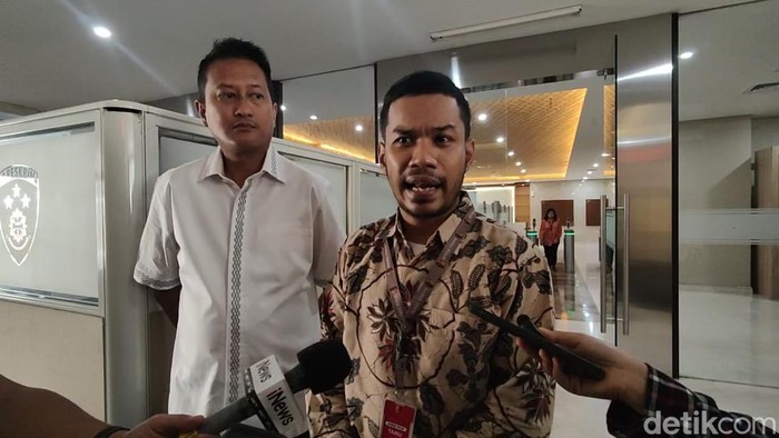 Relawan Pilar 08 melaporkan Roy Suryo ke Bareskrim atas tuduhan Gibran Rakabuming pakai 3 mikrofon saat debat (Annisa Aulia/detikcom)