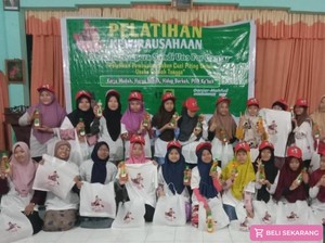 Relawan Sandi Uno For Ganjar Latih Emak-emak di Sumsel Bikin Sabun Cuci