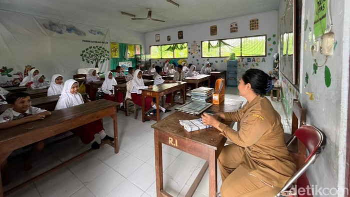 Salah satu bangunan SDN Ngingasrembyong, Sooko, Mojokerto yang ambruk imbas hujan deras.