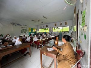 Tahun Baru Ngenes Siswa SDN di Mojokerto, Pindah Kelas gegara Ruangan Ambruk