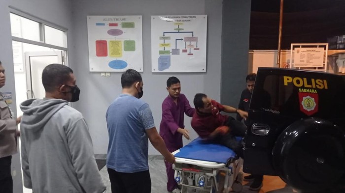 Salim saat dievakuasi ke RS usai ditemukan terkapar berdarah dibacok.