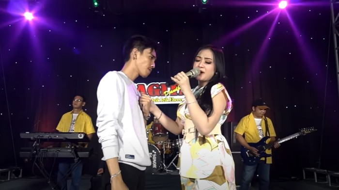 Shinta Arsinta dan Arya Galih membawakan lagu Pupusing Nelongso.