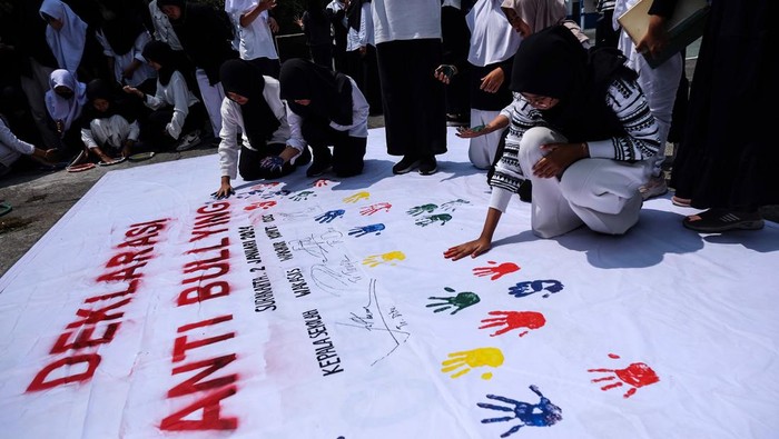 Siswa SMP di Solo Deklarasi Anti Bullying Siswa mengikuti aksi cap tangan saat deklarasi anti bullying di SMP Lazuardi Kamila Global Compassianote School (SCS) Solo, Jawa Tengah, Selasa (2/1/2024). Aksi yang juga diisi sosialisasi lawan perundungan tersebut untuk mencegah segala tindakan yang menimbulkan rasa takut, tertekan, dan sakit, baik secara fisik maupun non-fisik (bullying) bagi siswa. ANTARAFOTO/Maulana Surya.