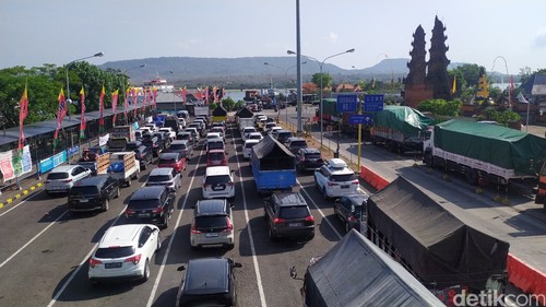 Situasi arus balik wisatawan di Pelabuhan Gilimanuk, Jembrana, Bali, mulai padat seusai libur tahun baru, Selasa (2/1/2024). (I Putu Adi Budiastrawan/detikBali).