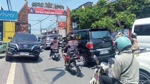 Situasi lalin di ruas jalan Kerobokan-Tanah Lot, Badung, masih padat di hari pertama kerja, Selasa siang (2/1/2024). (Agus Eka/detikBali)