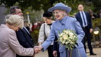 Ratu berusia 83 tahun itu adalah satu-satunya ratu yang masih berkuasa di dunia sekaligus pemimpin terlama di Eropa yang masih hidup. Margrethe naik takhta setelah kematian ayahnya, Raja Frederik IX, pada tahun 1972. Dia menyampaikan keputusan turun takhta diambil setelah masa refleksi pasca operasi punggungnya pada awal tahun 2023. Dia merasa momen pergantian tahun baru 2024 merupakan saat yang tepat mengumumkan pengunduran diri. Ida Marie Odgaard/Ritzau Scanpix via AP
