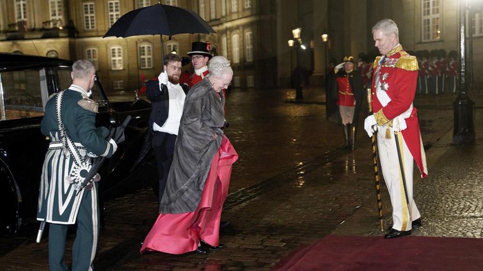 Sosok Ratu Denmark yang Mendadak Umumkan Turun Takhta Denmark's Queen Margrethe II arrives for the New Year's banquet at Amalienborg Castle, in Copenhagen, Monday, Jan. 1, 2024. Denmarkβs Queen Margrethe II announced that she plans to abdicate after 52 years and hand over the throne to her son, Crown Prince Frederik. The queen announced during her New Yearβs speech on Sunday that she would step down on Jan. 14. (Keld Navntoft/Ritzau Scanpix via AP)
