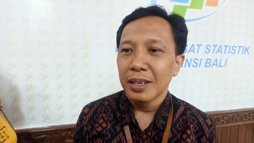 Statistisi Ahli Madya BPS Bali I Made Agus Adnyana di kantor BPS Bali, Denpasar, Bali, pada Selasa (2/1/2024).