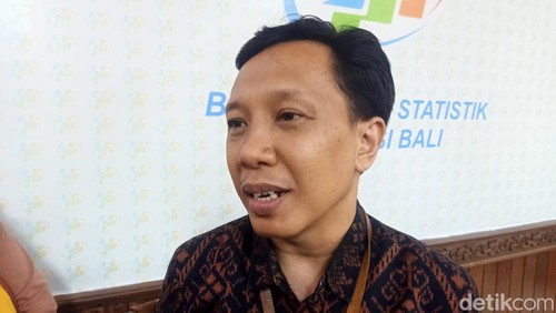 Statistisi Ahli Madya BPS Provinsi Bali I Made Agus Adnyana saat ditemui pada Selasa (2/1/2024) di kantor BPS Provinsi Bali, Jalan Raya Puputan No 1 Denpasar, Bali. (Ni Made Lastri Karsiani Putri-detikBali)
