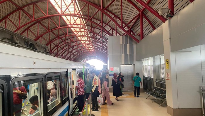 Targetkan 20 Ribu Penumpang LRT, Kemenhub Tambah 10 Feeder di Palembang