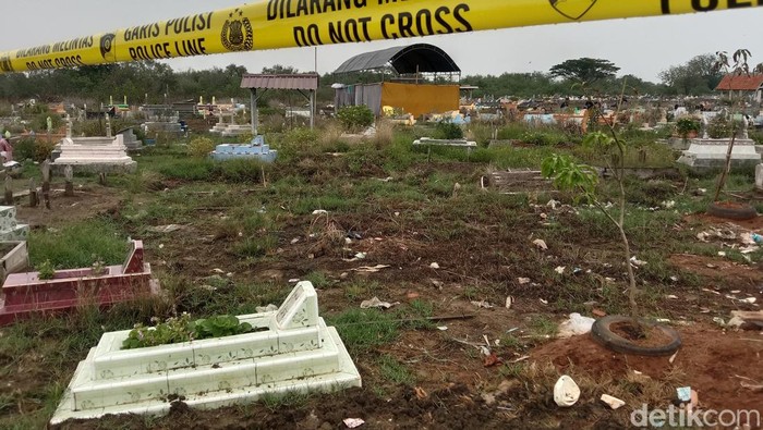 Suasana proses ekhsumasi autopsi jenazah ibu bayi di Indramayu yang meninggal saat persalinan