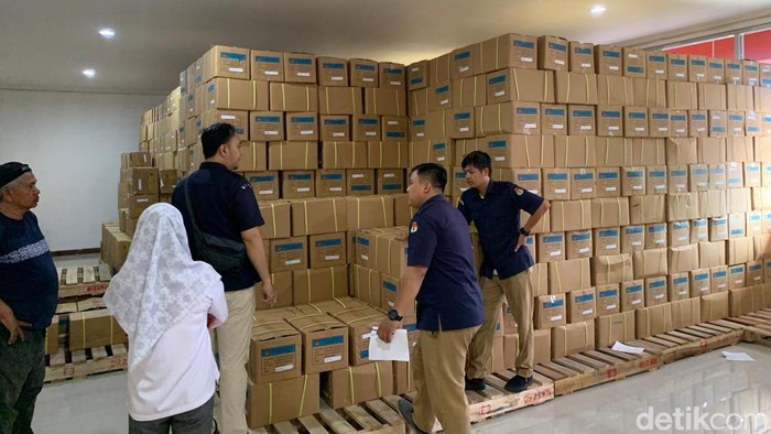Surat suara DPRD Sumsel tiba di gudang logistik KPU Palembang.