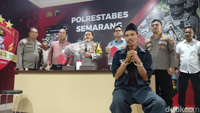 Sutikno Minji, pelaku pembunuhan anak kandung dihadirkan  di Polrestabes Semarang, Selasa (2/1/2024).