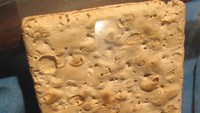 Salah satu YouTuber memutuskan mencoba biskuit cracker berusia 153 tahun yang berasal dari era Civil War di Amerika. Foto: Pool/Site News