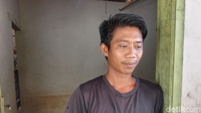 Tasrun, pria di Indramayu yang kehilangan istri dan anaknya saat proses persalinan