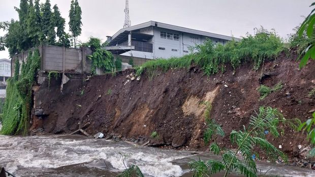 Tembok pembatas di Kota Malang ambrol timpa rumah warga