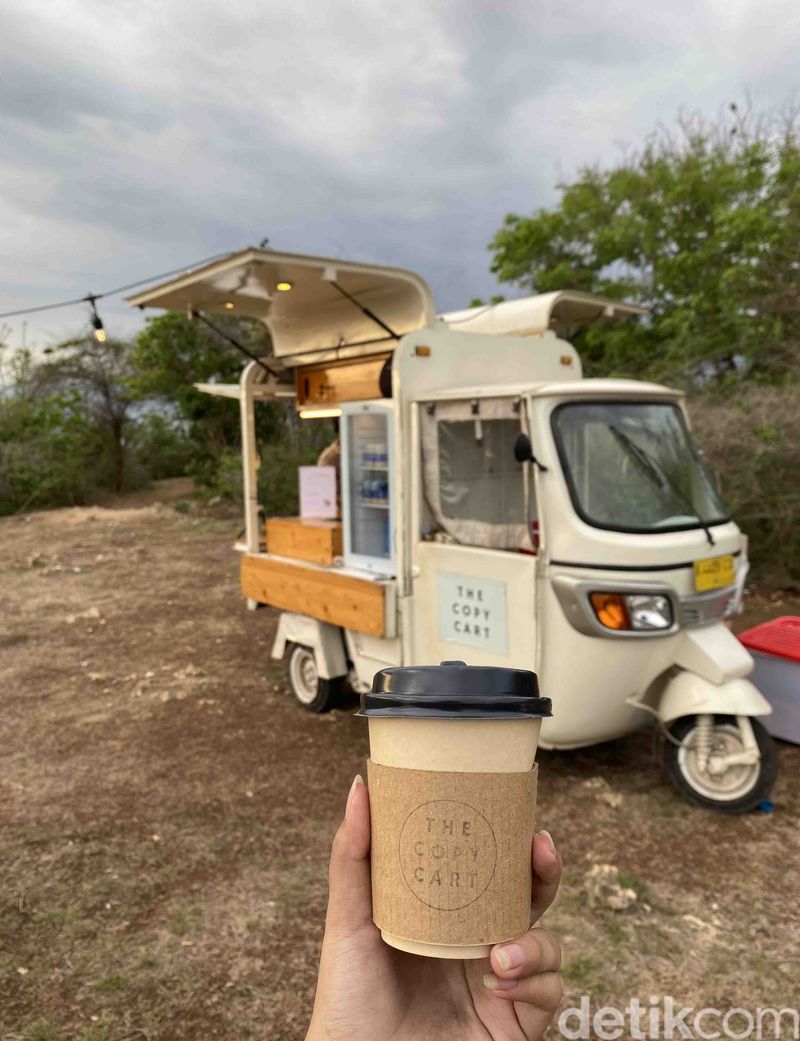 The Copy Cart, bajaj yang menjual aneka ragam minuman untuk menemani bersantai para wisatawan di Karang Boma Cliff, Uluwatu, Bali. (Indah Dwi Hastuti/detikBali)