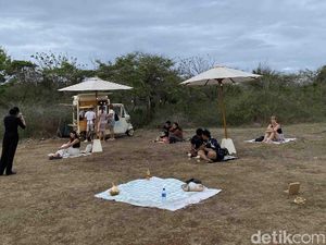 Menikmati Sunset Ditemani The Copy Cart di Karang Boma Cliff