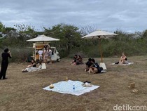 Menikmati Sunset Ditemani The Copy Cart di Karang Boma Cliff