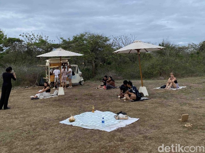 The Copy Cart, bajaj yang menjual aneka ragam minuman untuk menemani bersantai para wisatawan di Karang Boma Cliff, Uluwatu, Bali. (Indah Dwi Hastuti/detikBali)