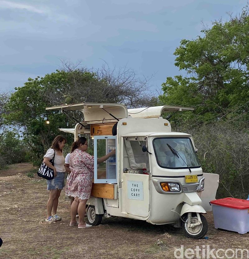 The Copy Cart, bajaj yang menjual aneka ragam minuman untuk menemani bersantai para wisatawan di Karang Boma Cliff, Uluwatu, Bali. (Indah Dwi Hastuti/detikBali)