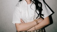 Tiara Andini tengah ramai jadi perbincangan setelah dirinya mengungkap bahwa krunya mengalami kekerasan. Foto: YouTube/Instagram @tiaraandini