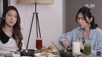 Tak kalah seru, ini merupakan momen Tiara Mandiri bersama dengan Isyana Sarasvati saat makan burger bareng. Foto: YouTube/Instagram @tiaraandini