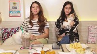 Selain Ziva Magnolya, Tiara Andini juga dekat dengan Keisya Levronka. Ini momen mereka saat nongkrong bareng di kafe. Foto: YouTube/Instagram @tiaraandini