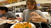 Lewat kanal YouTubenya, pelantun Usai tersebut kerap membagikan momen kulineran saru. Ada momennya saat kulineran di Bangkok. Foto: YouTube/Instagram @tiaraandini