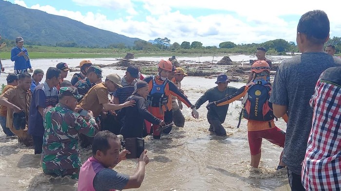 Tim SAR evakuasi pemotor yang terseret arus Sungai Batang Merao, Kerinci
