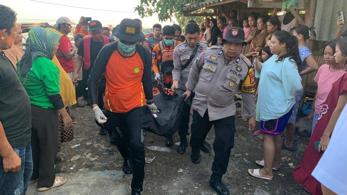 Tim SAR mengevakuasi ABK KM Selaras Mas yang meninggal di perairan Bantaeng.