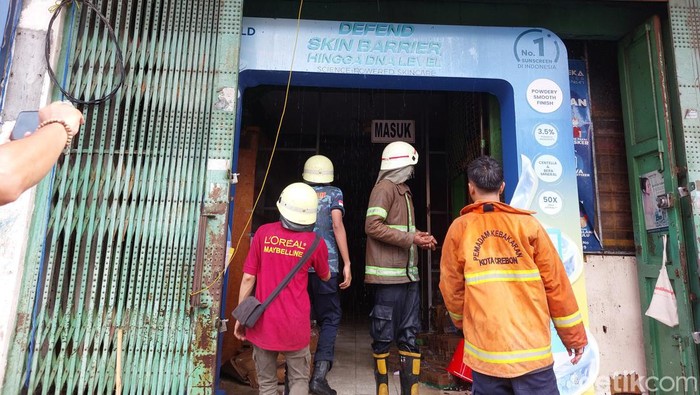 Toko kosmetik di Jalan Pekiringan Kota Cirebon ludes terbakar.