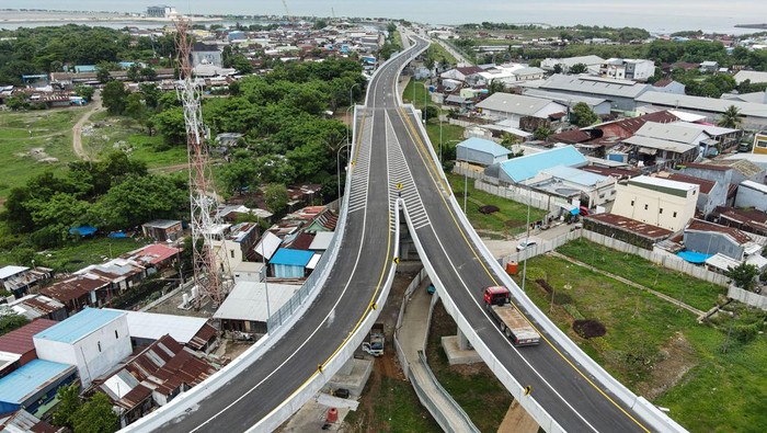 Foto udara kendaraan melintas di Jalan Tol Makassar New Port (MNP) di Makassar, Sulawesi Selatan, Selasa (2/1/2024). Jalan tol sepanjang 3,2 kilometer yang menghubungkan kawasan MNP dengan Bandara Internasional Sultan Hasanuddin, Kawasan Industri Makassar (KIMA), dan Pelabuhan Soekarno Hatta tersebut mulai difungsikan pada Selasa (2/1) usai dilakukan uji kelaikan oleh Bina Marga dan Badan Pengatur Jalan Tol (BPJT) Kementerian PUPR. ANTARA FOTO/Arnas Padda/tom.