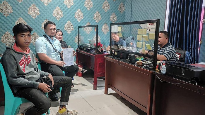 Remaja bernama Aldio Juliano Kumolontang (19) di Kota Tomohon, Sulawesi Utara (Sulu) dikeroyok karyawan kafe pada malam tahun baru 2024.
