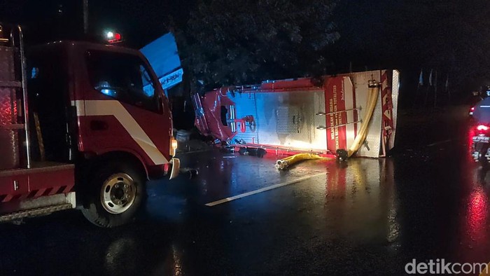 Truk Damkar Satpol PP Boyolali terguling di pertigaan Ngangkruk, Senin (1/1/2024)
