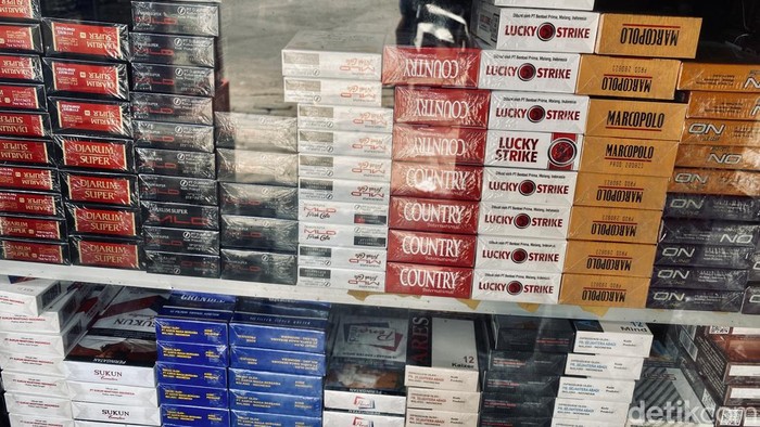 Tumpukan rokok di etalase salah satu warung Madura di Surabaya. Tumpukan rokok di etalase salah satu warung Madura di Surabaya.