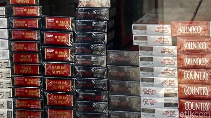 Tumpukan rokok di etalase salah satu warung Madura di Surabaya.