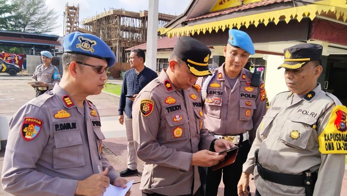 Wakapolres Inhu Kompol Teddy saat pemeriksaan Hp personel