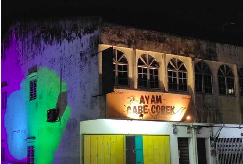 Warung ayam geprek diselimuti mistis